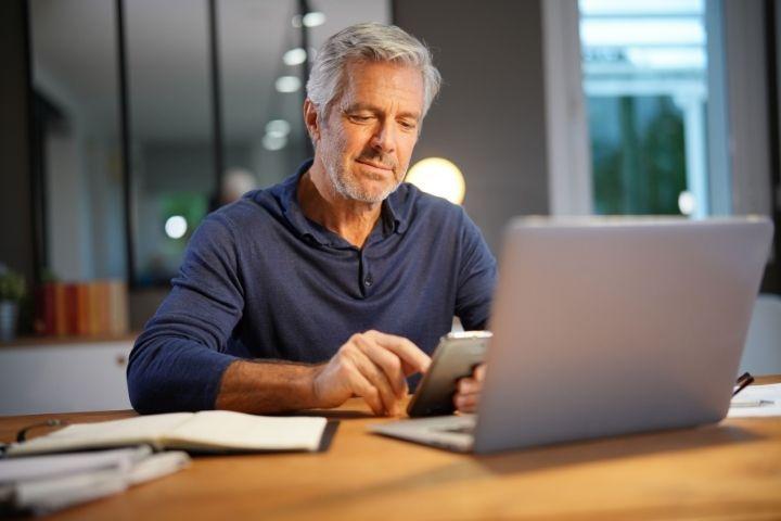 Procéder à une reconversion professionnelle après 50 ans : comment faire ?