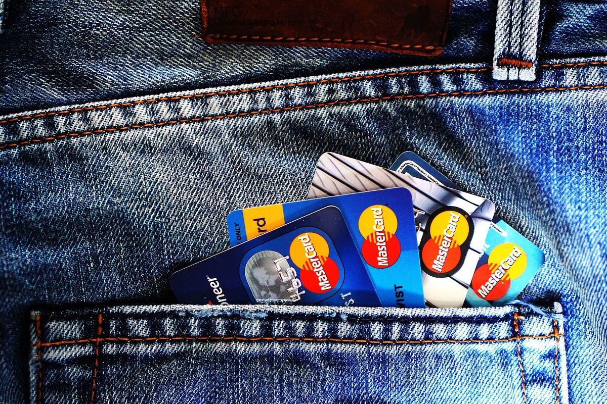 Banques en ligne vs néobanques : quel compte pro choisir ?