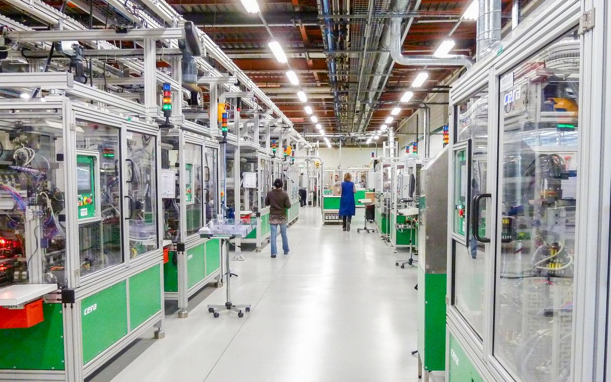 Schneider Electric investit 150 M€ et ferme une usine