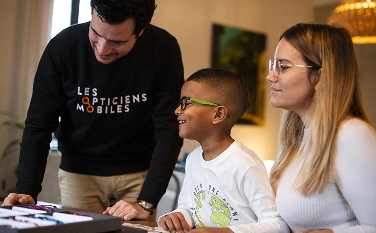 Les Opticiens Mobiles rachète Les Opticiens à Domicile pour renforcer son leadership dans l'optique mobile