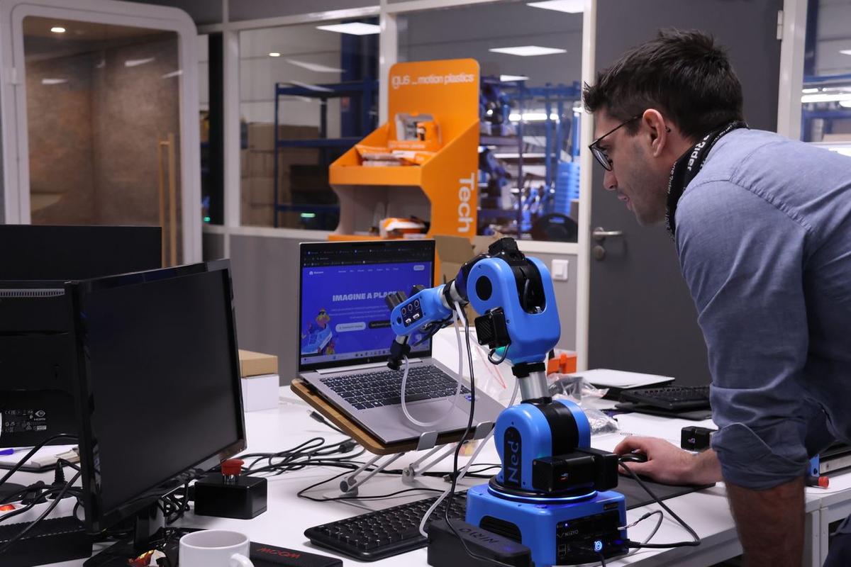 Rencontre avec Marc-Henri Frouin, le créateur des robots Niryo : “J’ai fabriqué le produit que j’aurais rêvé d’avoir étudiant.” 