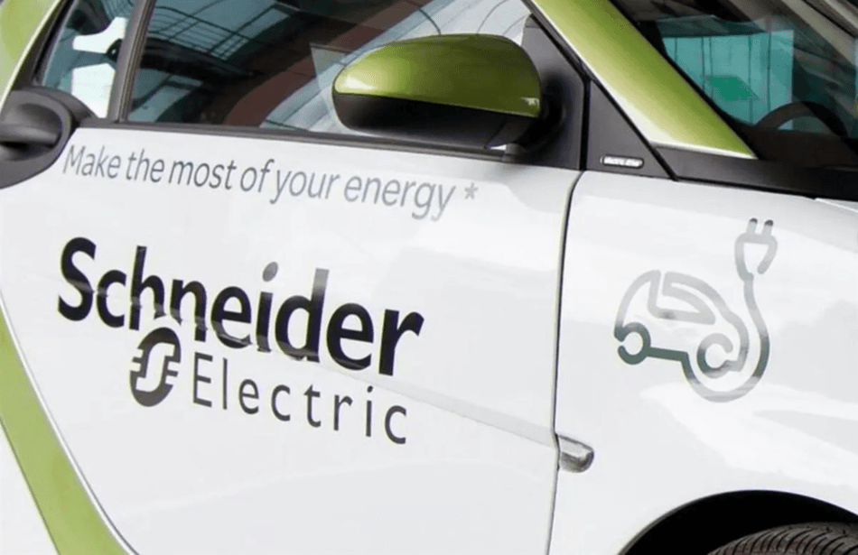 Schneider Electric investit 44 millions d’euros supplémentaires dans son usine de Dunavecse