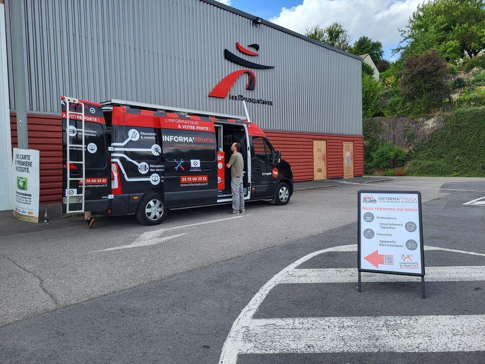 Informa'Truck : le camion qui répare les appareils électroniques