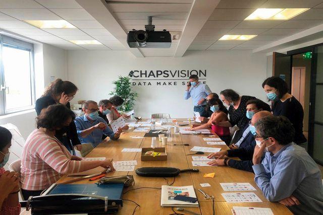 ChapsVision procède au rachat de Systran, le spécialiste de la traduction automatique ChapsVision, leader français du traitement souverain de la donnée, annonce l’acquisition de Systran, un pionnier mondial de la traduction automatique. Cette opération vise à renforcer sa position sur le marché de l’intelligence artificielle et à enrichir son offre de service avec des solutions de traduction instantanée, personnalisable et sécurisée. Une opération qui vise à enrichir l’offre de service de ChapsVision ChapsVision, fondé en 2019 par Olivier Dellenbach, propose une suite logicielle innovante centrée autour de son système d’exploitation de la donnée massive et hétérogène, Argonos. Ce dernier permet aux entreprises et aux administrations de traiter, analyser et valoriser leurs données, qu’elles soient structurées ou non, internes ou externes, publiques ou privées. La compagnie se distingue par son approche souveraine de la donnée, garantissant la protection et la confidentialité des informations traitées. En faisant l’acquisition de Systran, ChapsVision ajoute à son portefeuille une brique de traduction automatique qui complète son offre de service. Systran, créé en 1968, est un acteur historique et reconnu des technologies de traduction automatique, fournissant des solutions avancées et sécurisées pour les entreprises et les organisations publiques. L’entreprise offre une traduction instantanée traitant un grand nombre de langues et langages (55 langues et plus de 150 dialectes) quel que soit le dispositif d’accès. Cette solution de traduction sur-mesure, personnalisable et sécurisée, améliore chaque jour la performance de ses clients dans des domaines aussi variés que la collaboration internationale, la production de contenu multilingue, le support client, l’analyse Big Data, ou encore l’e-commerce. Un rachat stratégique pour Systran En rejoignant le groupe ChapsVision, Systran bénéficie d’une opportunité de croissance et de développement. L’entreprise pourra profiter de la synergie avec les autres solutions de ChapsVision, notamment Argonos, pour enrichir ses capacités de traduction et d’analyse linguistique. Elle pourra aussi accéder à de nouveaux marchés et à de nouveaux clients, grâce à la complémentarité de ses offres avec celles du groupe français et bénéficiera aussi de son expertise et du soutien. Ce rachat marque également un retour sous pavillon français pour Systran, qui était détenu depuis 2014 par des fonds coréens et japonais. L’entreprise retrouve ainsi ses racines et son identité, tout en conservant sa forte présente à l’international (70% de ses revenus proviennent de l’étranger, avec des filiales aux Etats-Unis, en Corée du Sud et au Japon). « Rejoindre le groupe ChapsVision pour contribuer à sa forte croissance, représente une formidable opportunité pour Systran. Nous sommes heureux de proposer à l’ensemble des clients de ChapsVision notre solution souveraine de traduction automatique sur-mesure pour les aider à relever les défis de la communication internationale » explique Vincent Godard, PDG de Systran, dans le communiqué de l’entreprise. De son côté, Oliver Dellenbach, Président Directeur Général et fondateur de ChapsVision, a tenu à souligner dans son espace presse : « Nous sommes ravis d’accueillir Systran au sein du groupe ChapsVision. Cette acquisition stratégique renforce notre position de leader dans le traitement de la donnée et nous permet d’enrichir notre portefeuille de solutions avec des capacités innovantes de traduction automatique et instantanée, pour mieux servir les besoins des entreprises et des gouvernements ».