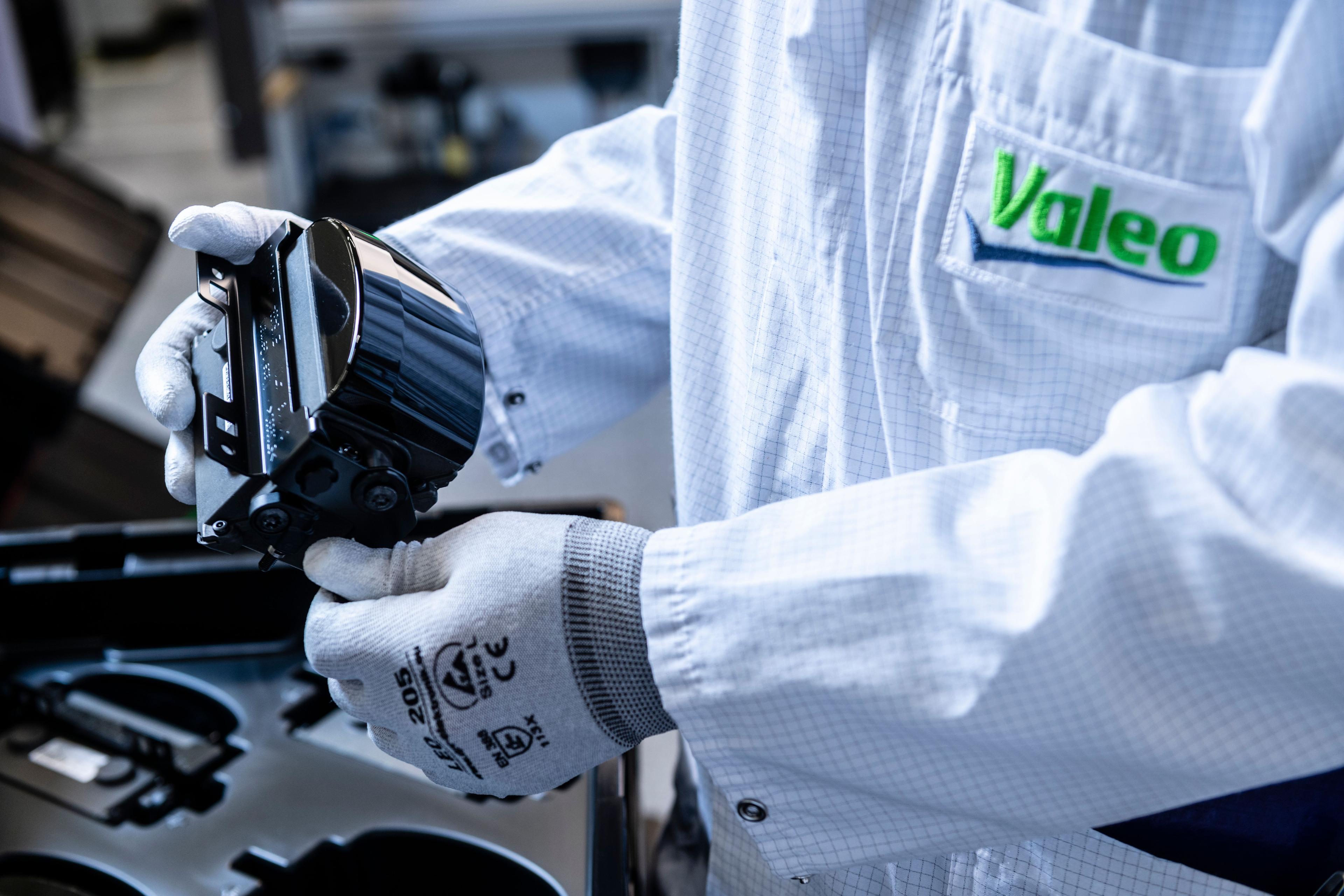 Valeo met en vente 3 usines en France